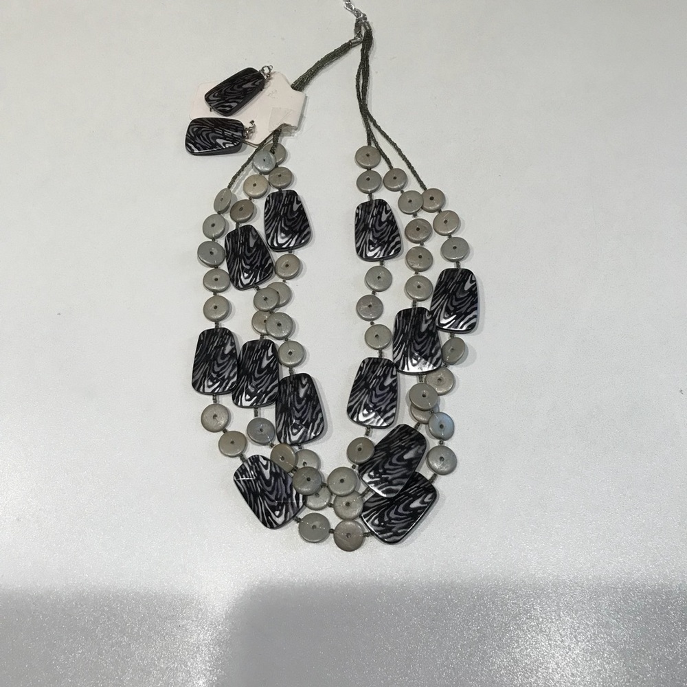 🍏🍏🍏 NWT Multilayered Fashion String Neckless & Earrings